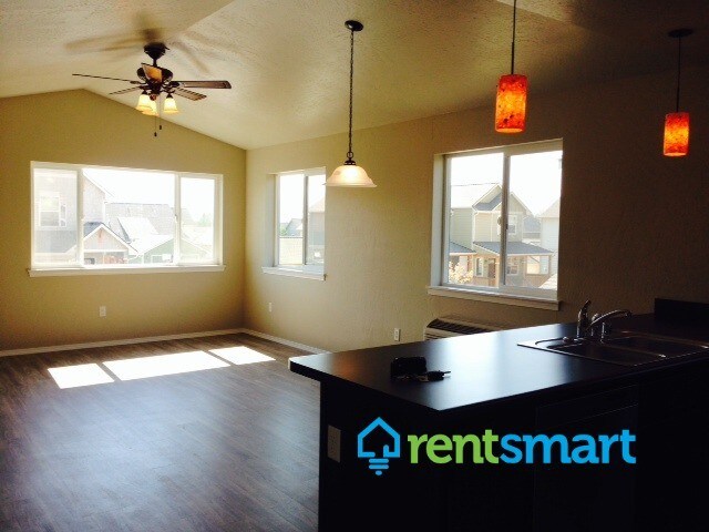 Building Photo - Luxury 2 bedroom - Garage AC Deck