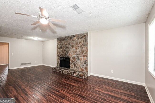 Foto del edificio - 5009 Hawthorne Ct