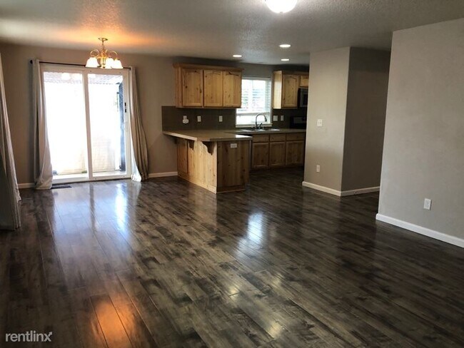 Building Photo - 3 br, 2.5 bath House - 620 SE 11th Ave