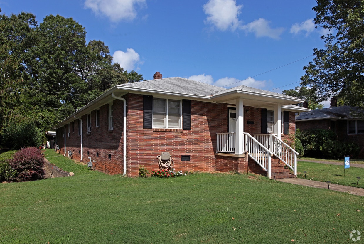Primary Photo - 205-215 Glenway St