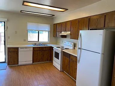 Foto del edificio - 2 Bed / 1.5 Bath Townhome | Fireplace | Private Yard | Walk-In Closets