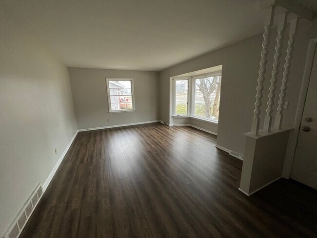Building Photo - 3 Bed 1 Bath Single Family Home