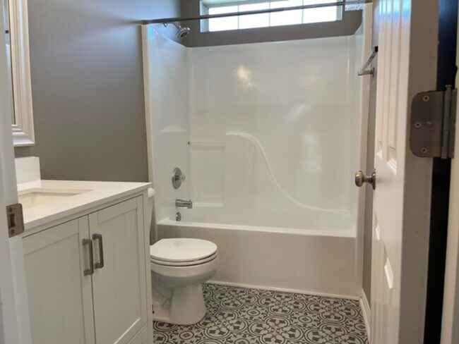 Building Photo - $2100 month house w 3 bedroom 2 bath, fenc...
