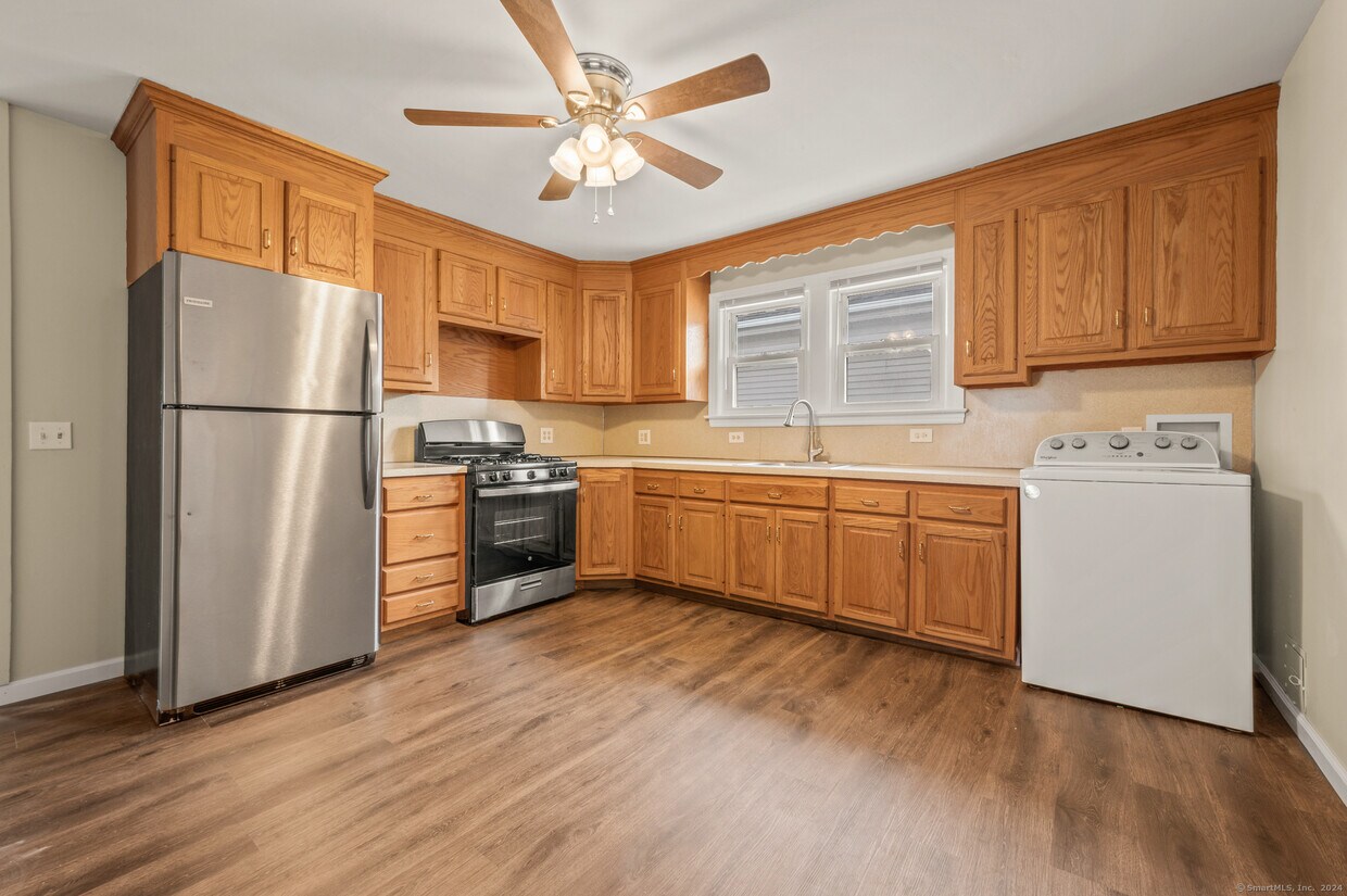 561 High St Unit 2nd Floor, Middletown, CT 06457 Room for Rent in