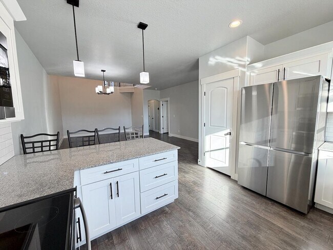 Building Photo - 347 W 410 N St