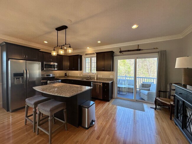 Foto del edificio - Spacious 3-Bedroom Townhouse in Prime Exet...
