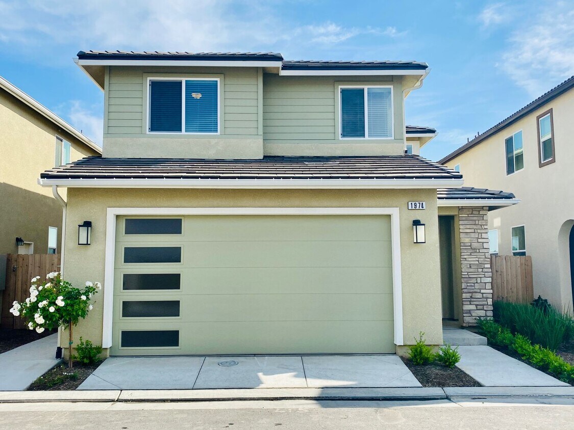 Foto principal - $2,395 Alluvial & Fowler, 3 Bedroom Home -...