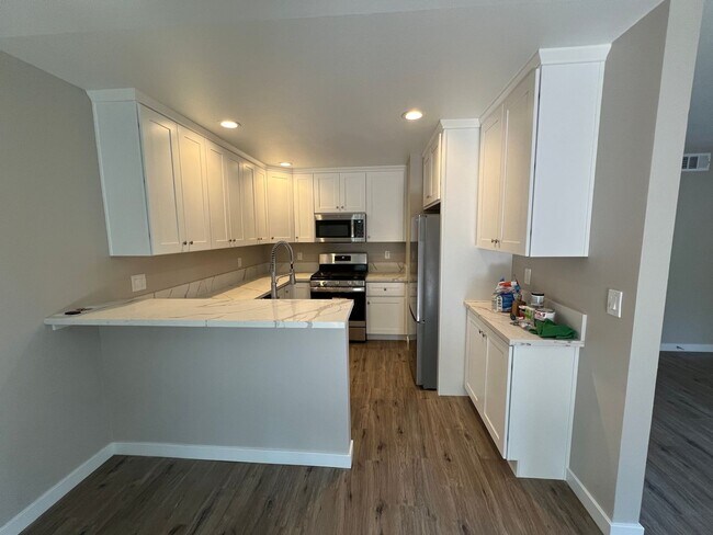 Foto del edificio - Single Story Three Bedroom Ventura Condo *...