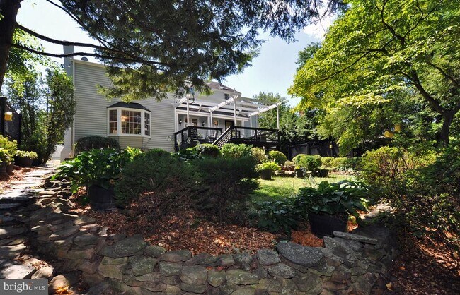 Foto del edificio - 6003 Woodacres Dr