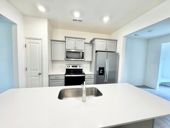 Building Photo - Charming 2 br 2.5 ba townhome covered fron...