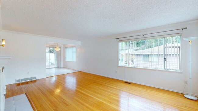 Building Photo - Beacon Hill Retro Chic 3 bed/2 bath home w...