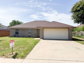 Building Photo - 4600 Aspen Dr