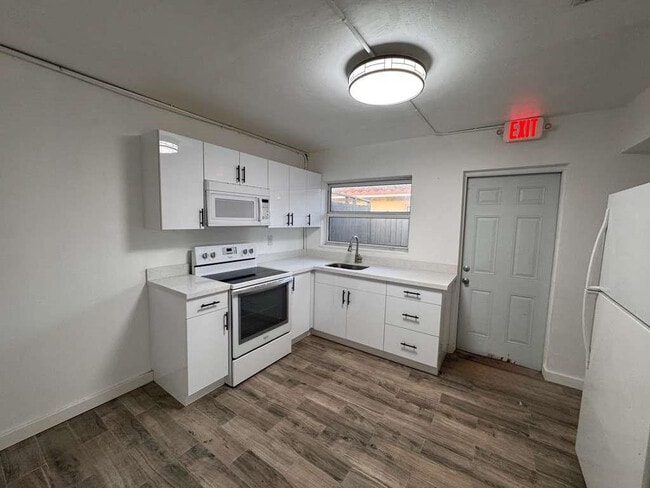 Building Photo - 3350 Powerline Rd