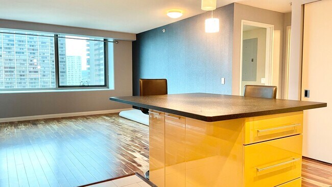 Foto del edificio - 2 BEDROOM CONDO UNIT IN CONVENIENT DOWNTOW...