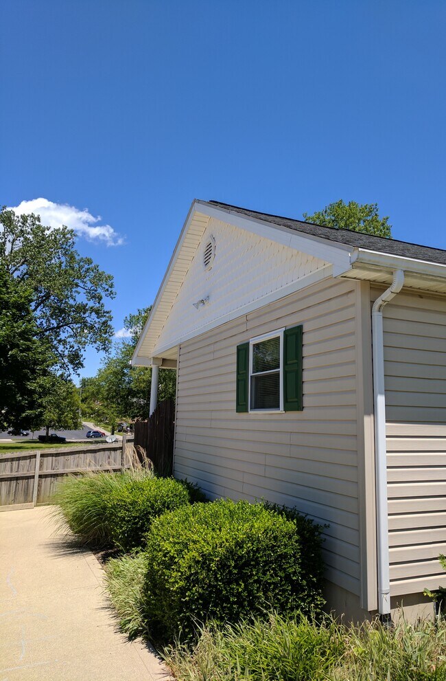 Building Photo - 513 S Park St