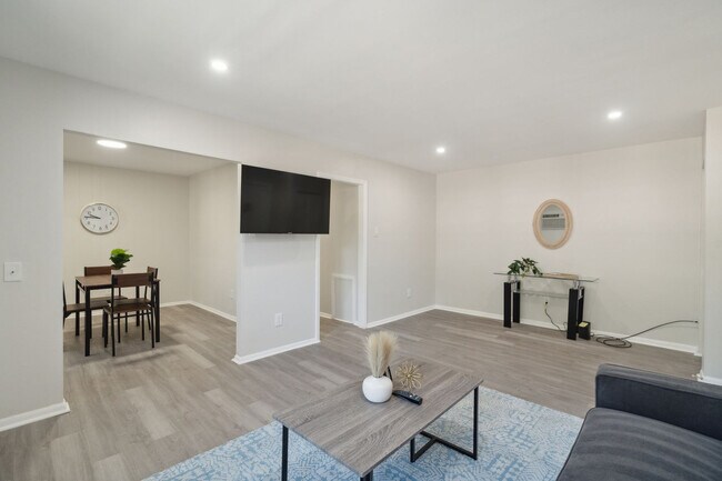 Building Photo - 1301 Wharton Dr