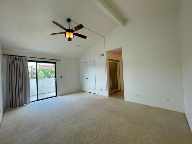 Building Photo - Large 2 bedroom condo in well desired La Jolla area