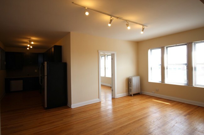 Building Photo - 6701 N Clark St