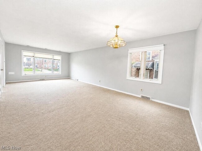 Foto del edificio - 13630 Cedar Rd