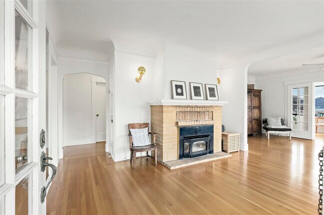 Gran sala con chimenea de gas - 306 3rd St