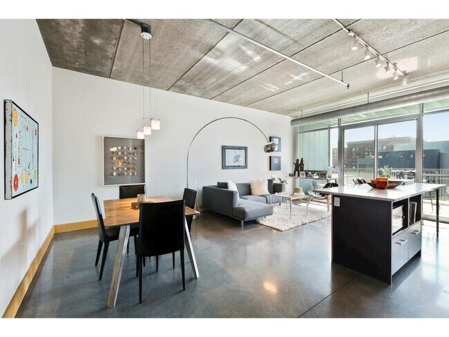 Building Photo - 345 N 6th Ave
