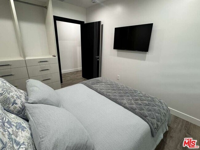 Foto del edificio - 13551 Hart St