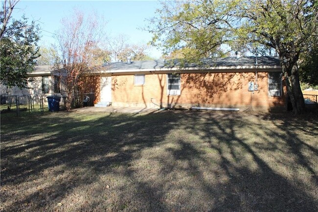 Building Photo - 2303 Towbridge Cir