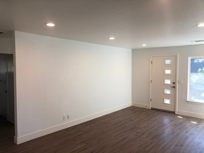 Open Floor Plan Living Room / Kitchen - 318 Elwood St