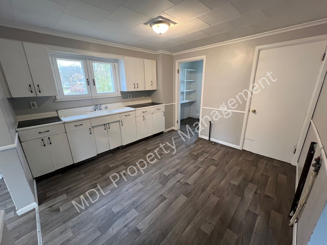 Foto principal - Spacious 5-Bedroom Home- This won't last l...