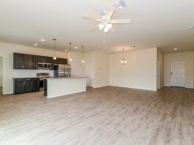 Foto del edificio - 7440 Helliwell St