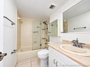 Building Photo - 110 Lake Emerald Dr