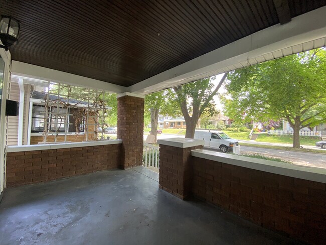 Building Photo - 840 N Riley Ave