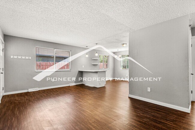 Foto del edificio - Spacious Half Duplex with Fenced Yard and Washer/Dryer