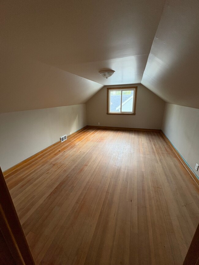 Building Photo - 106 Juniper St N