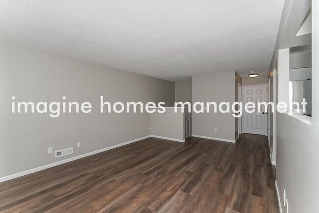 Building Photo - Recently Updated 4 Bedroom Home in Cottage...