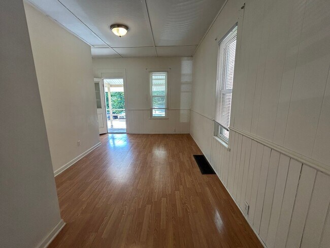 Foto del edificio - Charming Three Bedroom House In Grove City