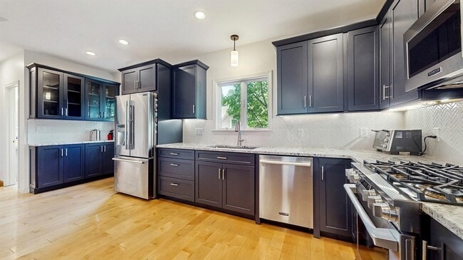 Building Photo - 14 Chestnut St