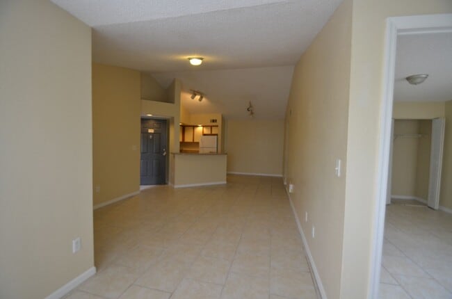 Building Photo - 2 bed 1 bath Condo !