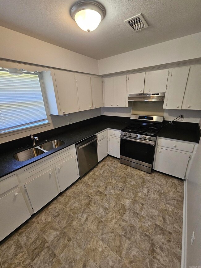 Building Photo - 1110 Eastview Dr