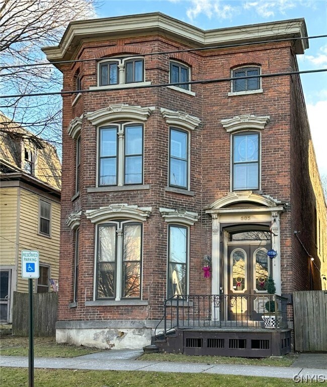 Building Photo - 505 Henry St
