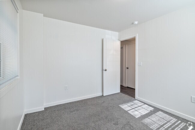 Mejora de 1 habitación - Dormitorio - Broadview Gardens Apartments