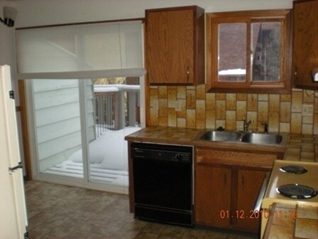 Building Photo - 3 Bedroom 2 1/2 Bathroom Townhouse- CLOSE ...
