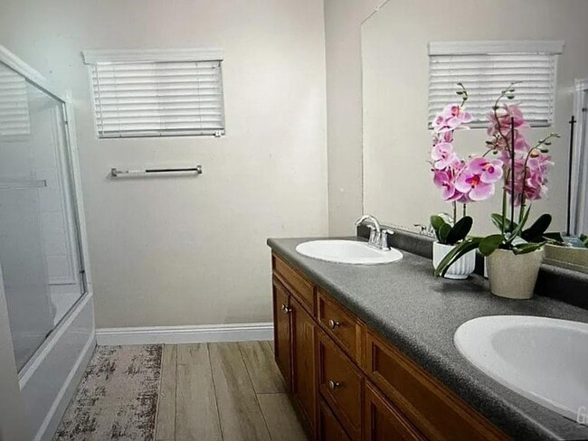 Building Photo - Spacious and super clean 4 bedroom, 2 bath...