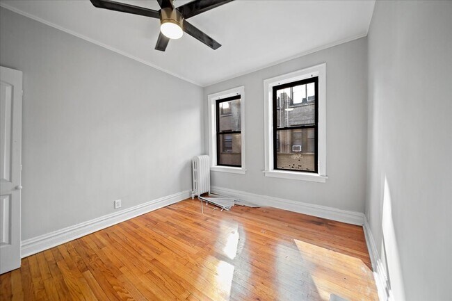 Building Photo - 634 W Roscoe St