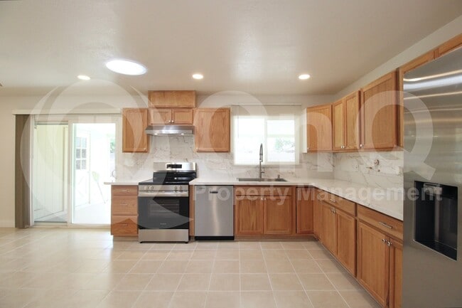 Building Photo - 935 E Wesleyan Dr