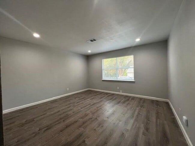 Foto del edificio - 304 N Oak St