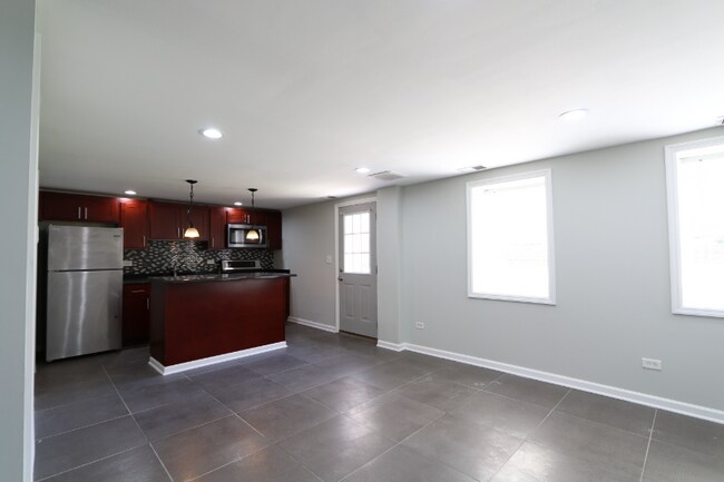 Building Photo - 2002 W Cullerton St