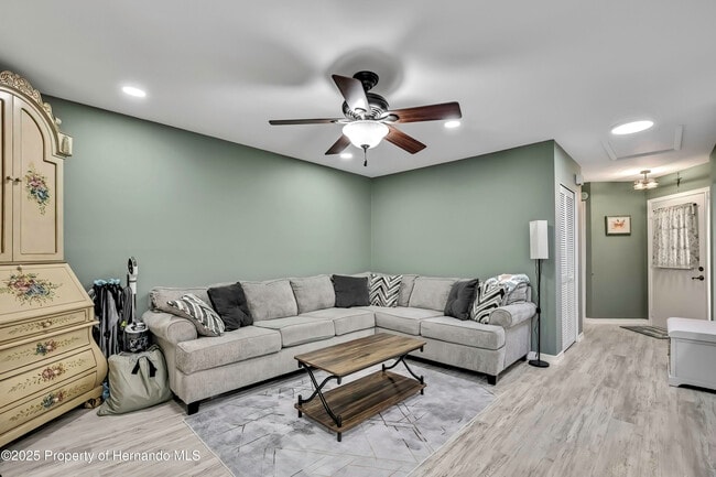 Building Photo - 6395 Pinestand Ct