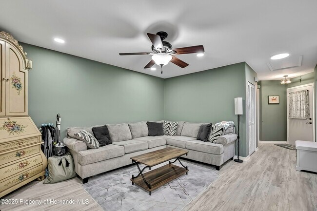 Foto del edificio - 6395 Pinestand Ct