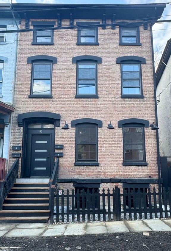 Primary Photo - Newly Renovated 2-BR Apartment Apt C (2nd ...